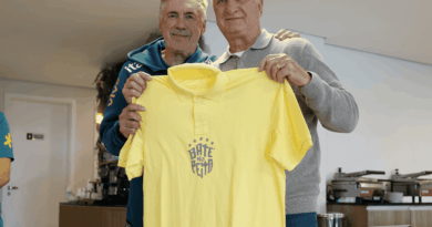 Pentacampeão com a seleção, Felipão é homenageado na Granja Comary