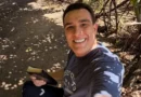 Erick Muisso sorrindo ao ar livre com bíblia na mão; contexto político Espírito Santo