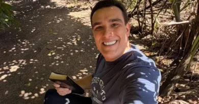 Erick Muisso sorrindo ao ar livre com bíblia na mão; contexto político Espírito Santo