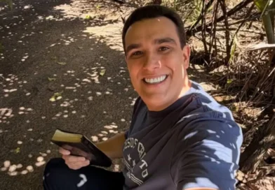 Erick Muisso sorrindo ao ar livre com bíblia na mão; contexto político Espírito Santo