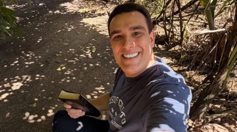 Erick Muisso sorrindo ao ar livre com bíblia na mão; contexto político Espírito Santo
