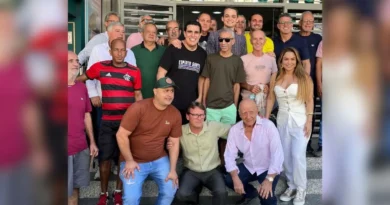 Pazolini e Erick Musso durante encontro com moradores em Cachoeiro
