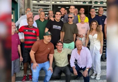 Pazolini e Erick Musso durante encontro com moradores em Cachoeiro