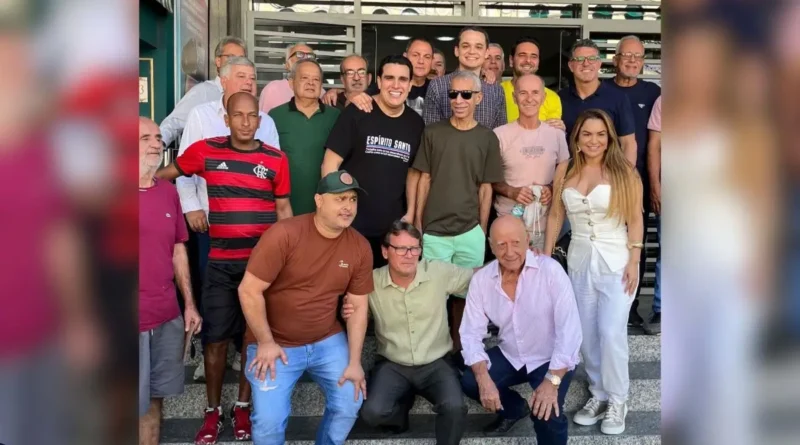 Pazolini e Erick Musso durante encontro com moradores em Cachoeiro