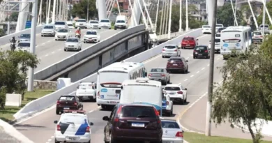 Veículos circulam em avenida de Vitória durante ações de segurança viária
