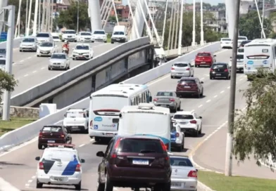 Veículos circulam em avenida de Vitória durante ações de segurança viária