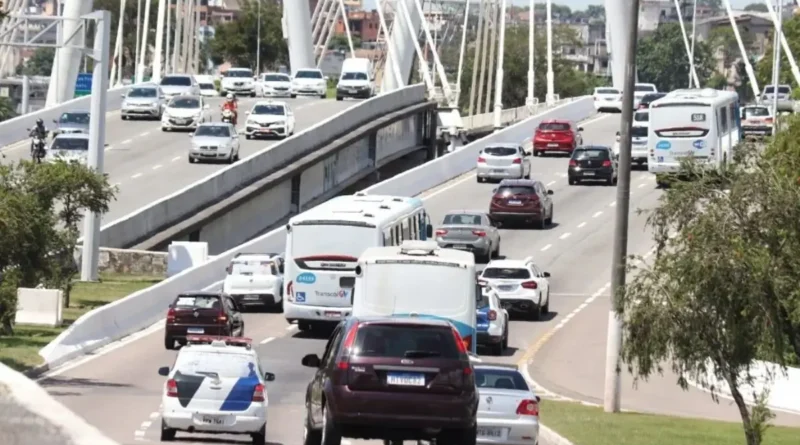 Veículos circulam em avenida de Vitória durante ações de segurança viária
