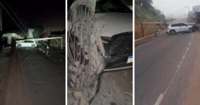 Carro arranca dois postes e complica trânsito na avenida principal em São Domingos do Norte; veja vídeo