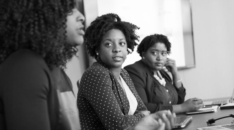 Desemprego entre mulheres negras jovens chega a 24,7%, aponta estudo