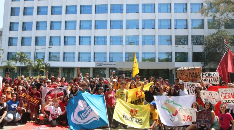 Estudantes encerram greve de quase dois meses na USP