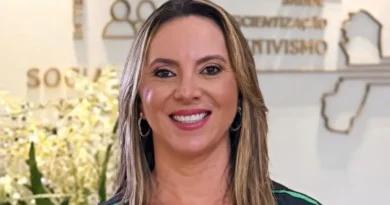 Cris Samorini em ambiente institucional sobre mudanças na Sedec