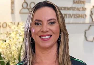 Cris Samorini em ambiente institucional sobre mudanças na Sedec