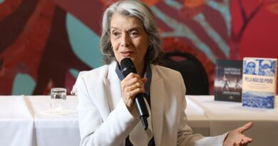 Democracia está nas mãos do povo, não em palácios, diz Cármen Lúcia