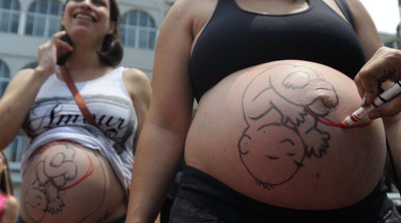 Fatores sociais e estruturais empurram mulheres para cesarianas