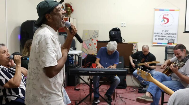 Com 25 anos, grupo musical de pacientes psiquiátricos lança novo álbum