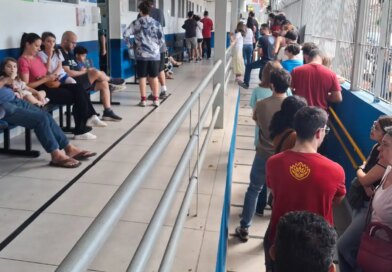 Paulistanos enfrentam filas para tomar vacina contra sarampo