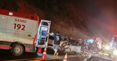 Acidente entre carros mata três pessoas e interdita a BR 101 em São Mateus