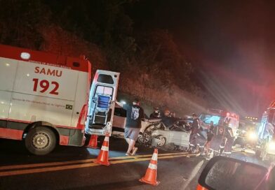 Acidente entre carros mata três pessoas e interdita a BR 101 em São Mateus