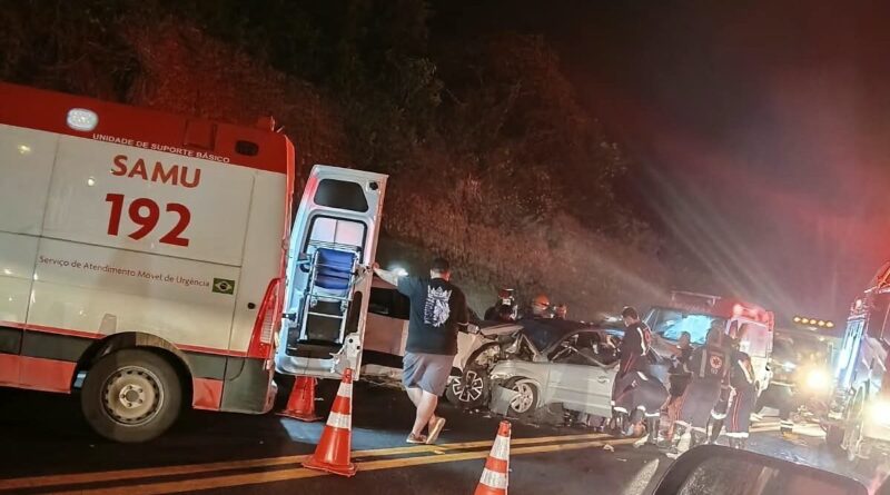 Acidente entre carros mata três pessoas e interdita a BR 101 em São Mateus