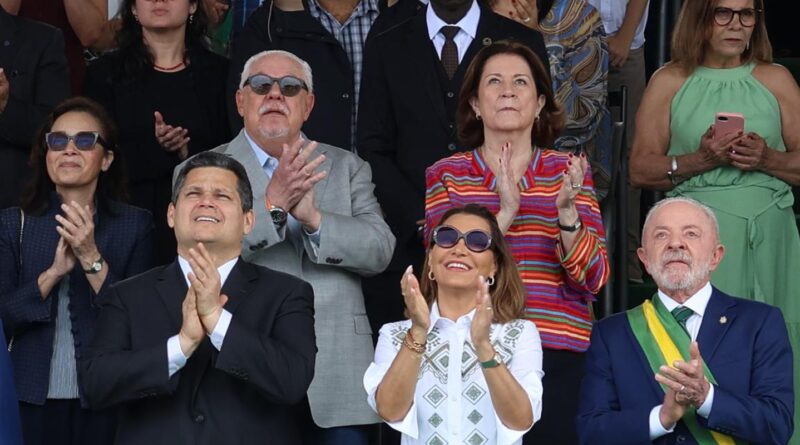 Começa o desfile cívico-militar do Dia da Independência em Brasília