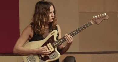 Gabi Terra é destaque do reality Duelo de Guitarras na TV Brasil