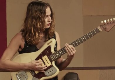 Gabi Terra é destaque do reality Duelo de Guitarras na TV Brasil