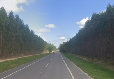 Homem morre ao bater moto contra plantação de eucalipto em estrada de Conceição da Barra