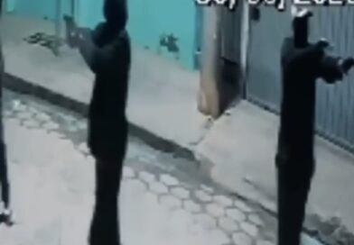 Homens encapuzados atiram contra açougue de família de sargento da PM em Jaguaré; veja vídeo