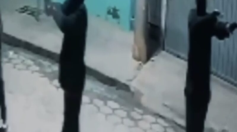 Homens encapuzados atiram contra açougue de família de sargento da PM em Jaguaré; veja vídeo