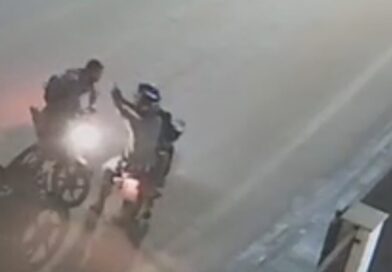 Jovem é assassinado a tiros após parar para conversar com homens de moto em Rio Bananal; veja vídeo