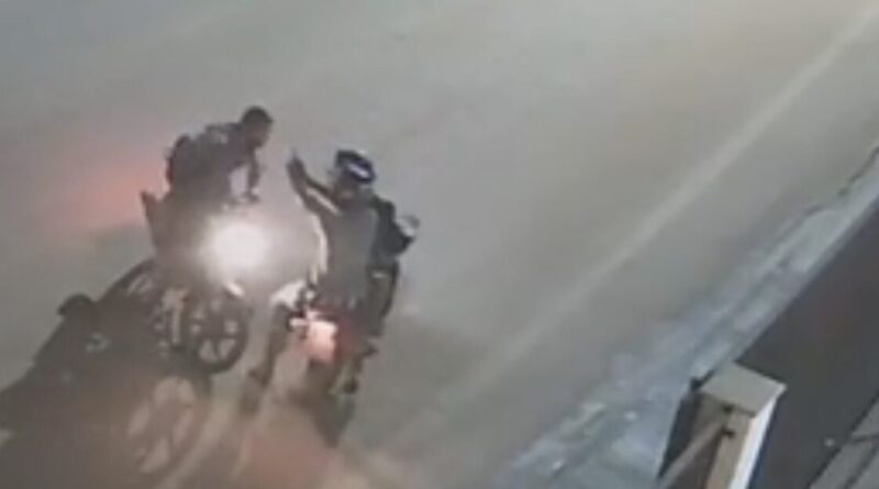 Jovem é assassinado a tiros após parar para conversar com homens de moto em Rio Bananal; veja vídeo