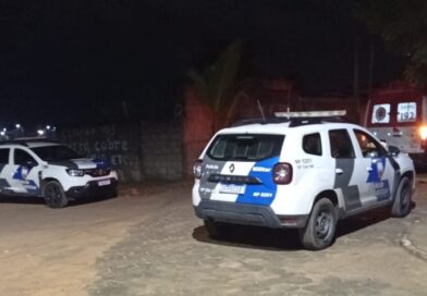 Jovem é assassinado e companheira é baleada após casa ser invadida por mascarado em Ponto Belo