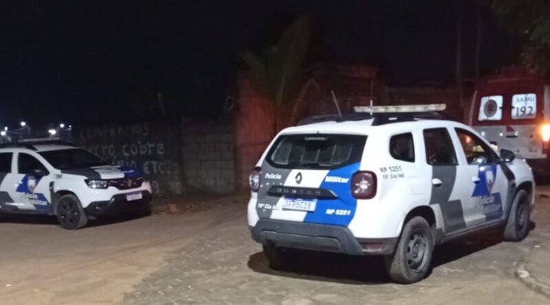 Jovem é assassinado e companheira é baleada após casa ser invadida por mascarado em Ponto Belo