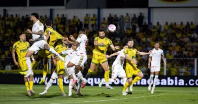 Com um a mais, Mirassol vence e complica Internacional no Brasileirão