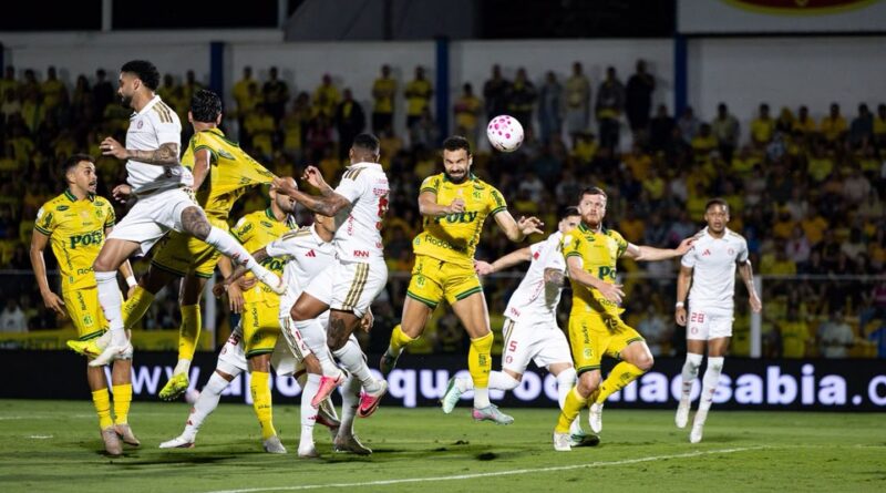 Com um a mais, Mirassol vence e complica Internacional no Brasileirão