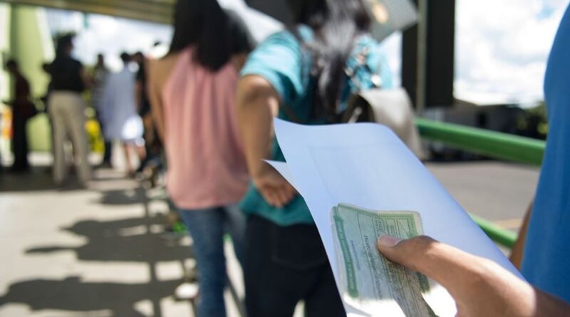 Eleições 2026: camiseta, adesivo, bandeira: o que pode usar para votar