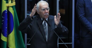 José Sarney é internado em UTI após procedimento abdominal