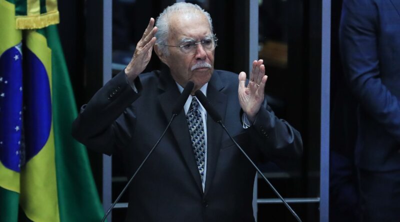 José Sarney é internado em UTI após procedimento abdominal
